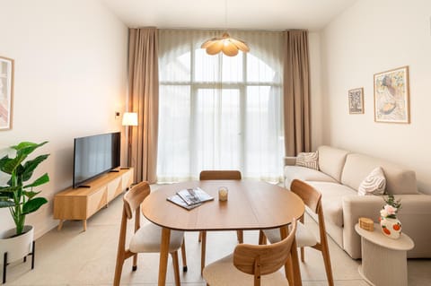 TV and multimedia, Seating area, Dining area
