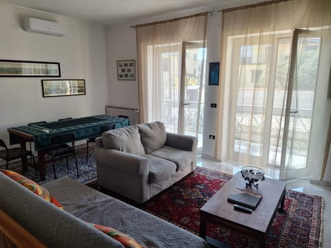 Alex's Hut, entire independent apartment House in Campania