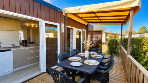 Property building, Patio, Balcony/Terrace
