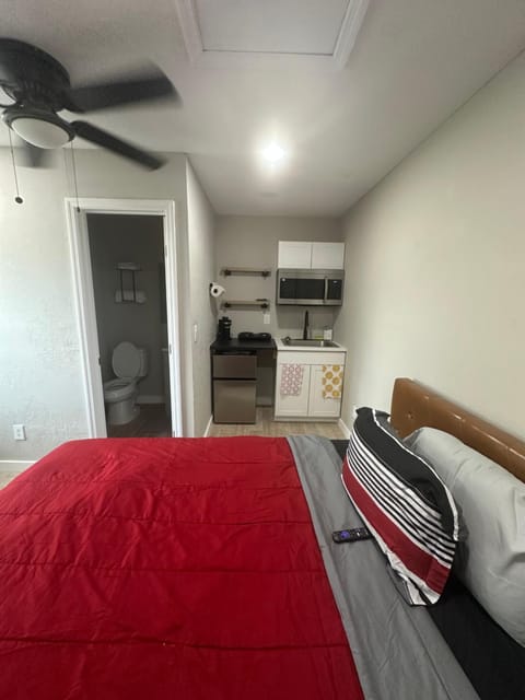 Warm and cozy in Ruskin Fl Capsule hotel in Ruskin