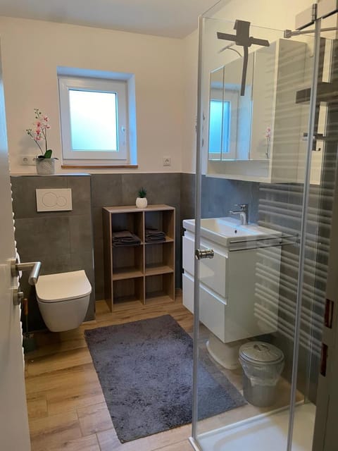 Shower, Toilet, Bathroom, towels