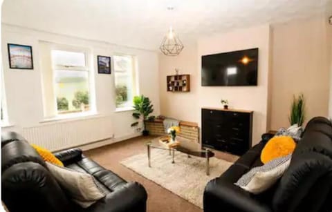 Communal lounge/ TV room, Living room, Seating area, Evening entertainment