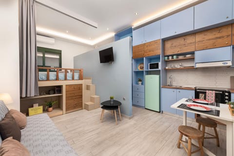 TV and multimedia, Kitchen or kitchenette, Dining area, oven, stove