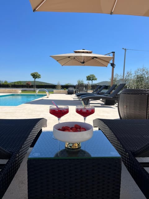 Swimming pool, Breakfast