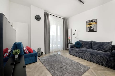 TV and multimedia, Living room, Seating area, Evening entertainment