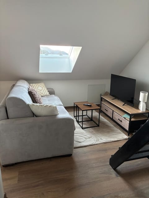 TV and multimedia, Living room, Seating area, Evening entertainment