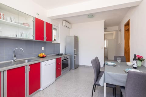 Kitchen or kitchenette, Dining area, dishwasher, oven, stove