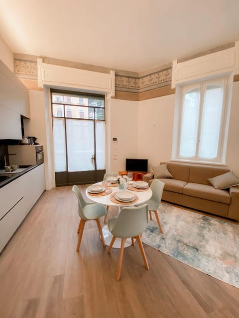 TV and multimedia, Kitchen or kitchenette, Living room, Seating area, Dining area