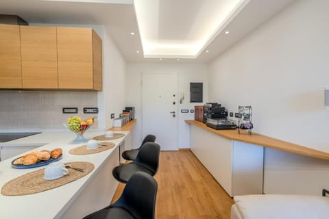 Kitchen or kitchenette, Dining area, stove