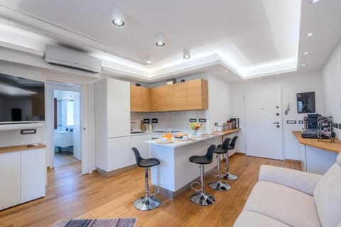 TV and multimedia, Kitchen or kitchenette, Living room, Dining area, stove