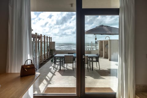 Property building, Patio, Kitchen or kitchenette, Living room, Dining area, Sea view, Sea view, kitchen