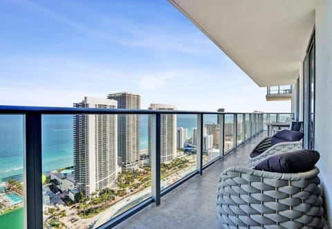 View (from property/room), Balcony/Terrace, Seating area, Sea view