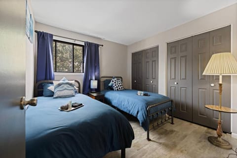 Cozy2bd Aurora Chgolnd Freeparkg Sleeps6 FreeWI-FI Apartment in Aurora