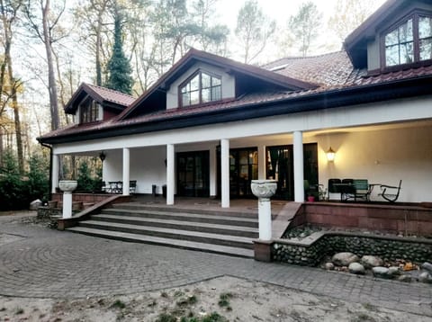 Property building, Facade/entrance, Day, Garden, Lobby or reception, Garden view