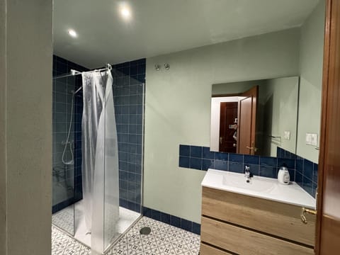 Shower, Bathroom, towels