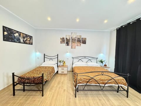 Harmony Room - a stone's throw from Piazza Maggiore Apartment in Bologna