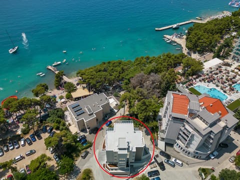 Property building, Day, Neighbourhood, Natural landscape, Bird's eye view, Beach, Sea view, Location