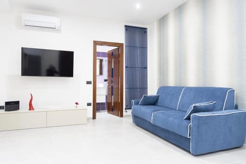 TV and multimedia, Living room, Seating area, Evening entertainment, air conditioner