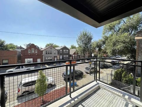 Renovated 3 Bedroom Chicago Downtown Pilsen Apartment in Lower West Side
