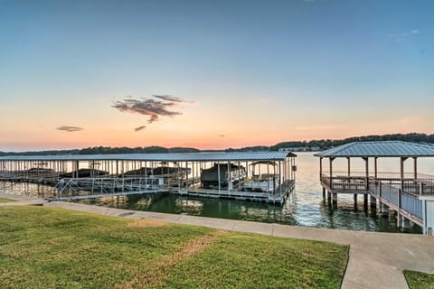 Easy-Access Lake Hamilton Condo with Fireworks View Apartment in Lake Hamilton