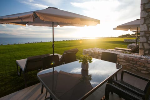 Patio, Day, Natural landscape, View (from property/room), Balcony/Terrace, Dining area, Sea view, Sunrise, Sunset, sunbed