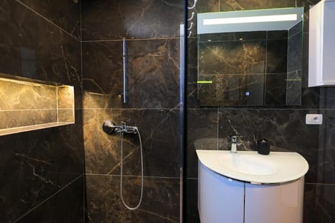 Sunny and spacious villla Apartment in Ksamil