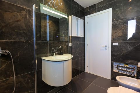 Sunny and spacious villla Apartment in Ksamil