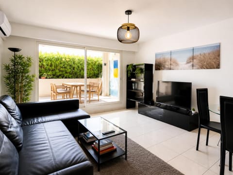 Communal lounge/ TV room, TV and multimedia, Living room, Seating area