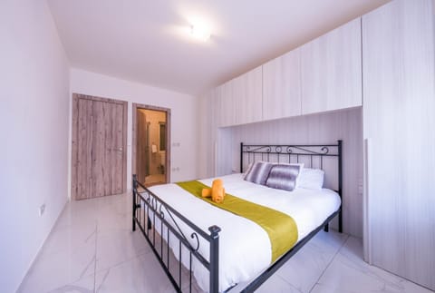 Swieqi Apartment Next to Paceville Nightlife and Beach Perfect for Groups Apartment in Saint Julians