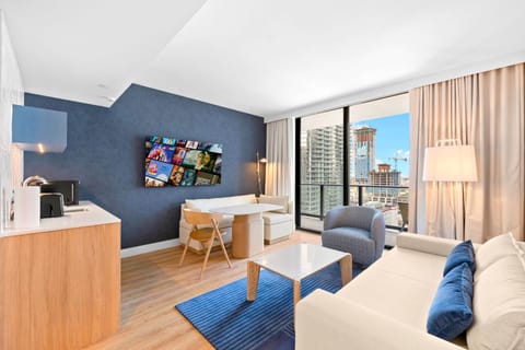 TV and multimedia, Kitchen or kitchenette, Living room, Seating area, Dining area