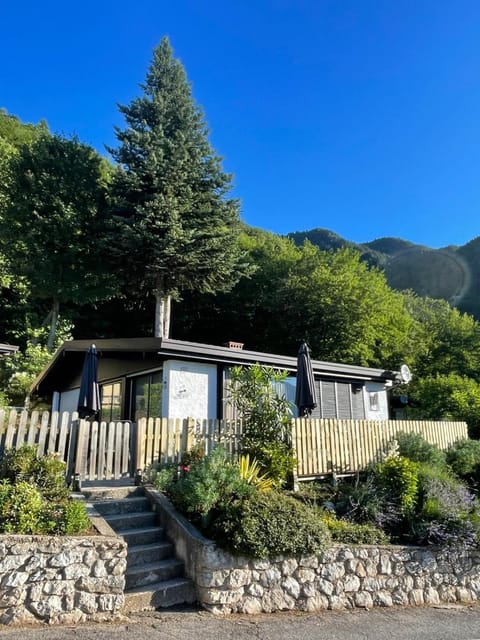 Property building, Day, Natural landscape, Garden, Garden view, Mountain view
