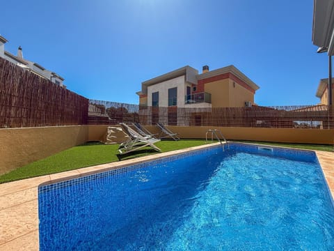 Property building, Patio, Day, Pool view, Swimming pool, Swimming pool, sunbed