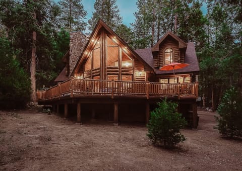 Cedar Lodge Classic Family Log Cabin Cabin in Idyllwild-Pine Cove