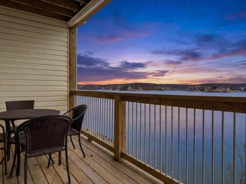 Ledges 3B 2B View Grill House in Osage Beach