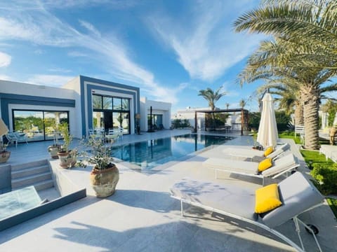 Property building, Patio, Balcony/Terrace, Pool view