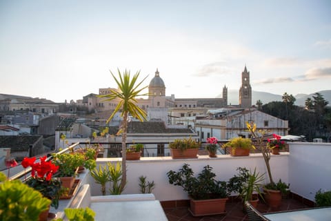 Property building, Balcony/Terrace, City view, Landmark view, Mountain view