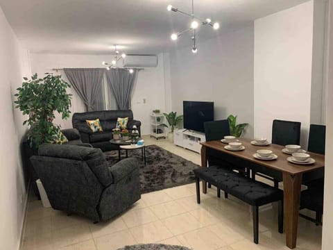 TV and multimedia, Living room, Seating area, Dining area