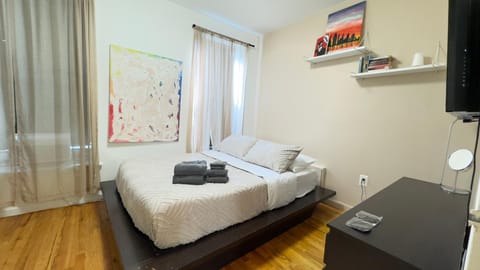 Bed, TV and multimedia, Bedroom, wardrobe, air conditioner