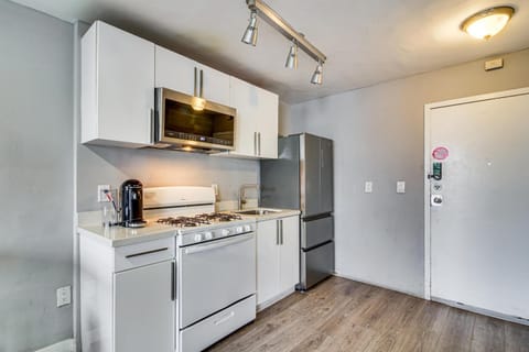 2 Blocks to Shore! Chic South Beach Studio Apartment in Flamingo Lummus