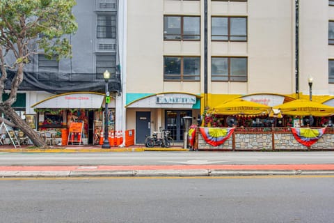 2 Blocks to Shore! Chic South Beach Studio Apartment in Flamingo Lummus