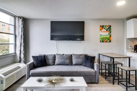 2 Blocks to Shore! Chic South Beach Studio Apartment in Flamingo Lummus