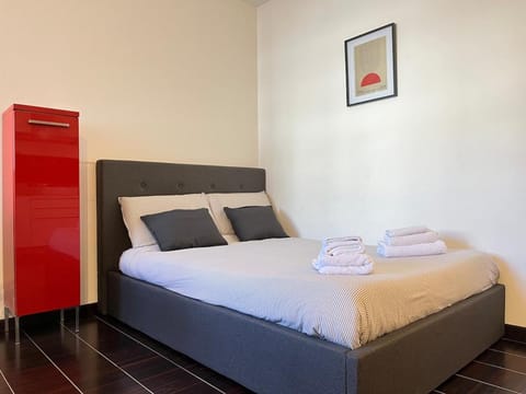 Bed, towels