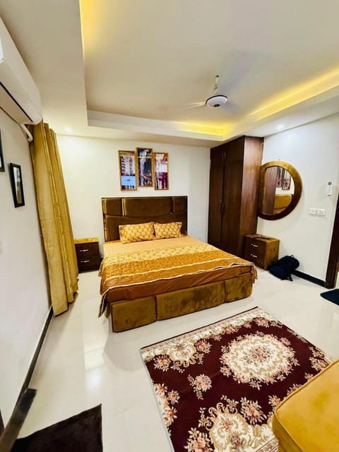 Bed, TV and multimedia, Photo of the whole room, Bedroom, wardrobe