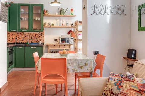 Kitchen or kitchenette, Living room, Seating area, Dining area, oven, stove