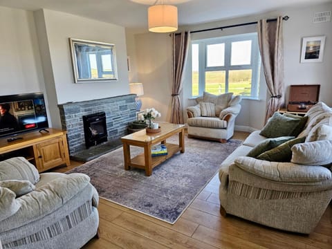 Communal lounge/ TV room, TV and multimedia, Living room, Seating area, Evening entertainment