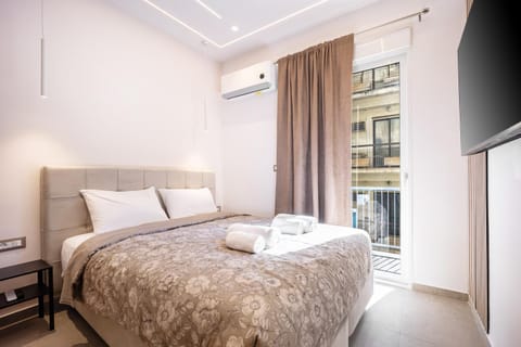Bed, TV and multimedia, Photo of the whole room, Bedroom, towels, air conditioner