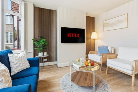 Communal lounge/ TV room, TV and multimedia, Living room, Seating area, Evening entertainment, Family
