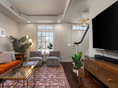 Urban Stay By The Bay: Downtown Pet-Friendly Home House in Traverse City