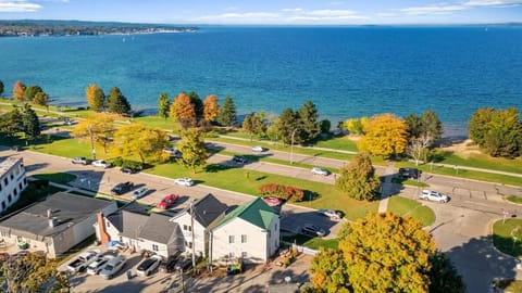 Urban Stay By The Bay: Downtown Pet-Friendly Home House in Traverse City