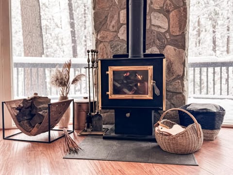 Wildland Treehaus Creekside Forest Retreat w Hot Tub & Wellness Yurt Pets OK House in Idyllwild-Pine Cove